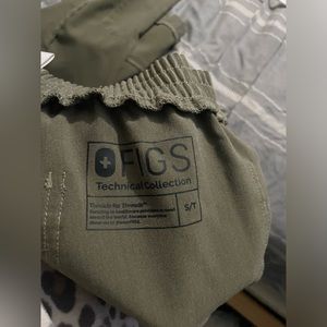 Figs technical collection scrub set